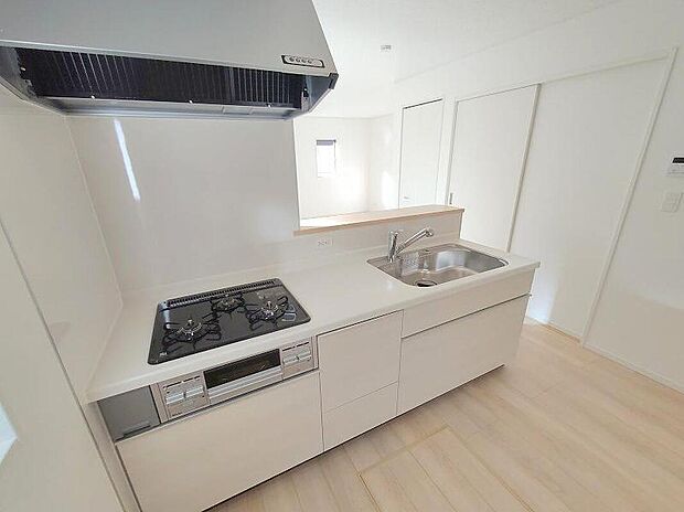 キッチンには大容量のオールスライド式の収納を採用しております。奥までしっかりと収納として活用でき、取り出す時も手前の物をどかしたりする手間など掛かりません、キッチン周りをいつもスッキリにしておけます。