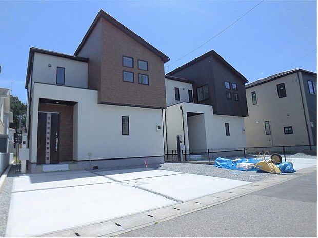 【類似外観同仕様】類似外観同仕様の物件になります。扉や窓の開口部の位置やデザインが異なります。間取りの広さなどもモデルハウスをご案内させて頂き、イメージしていただく事も可能です。