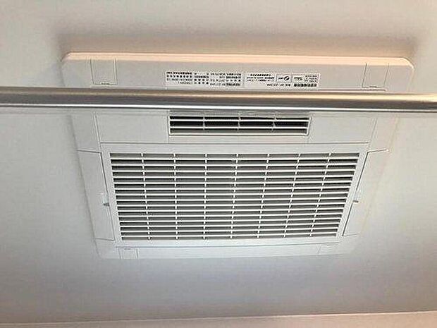 浴室暖房乾燥機が標準装備です。浴室が乾燥機に!雨の日や冬場も天気を気にせずいつでもお洗濯して大丈夫です。
