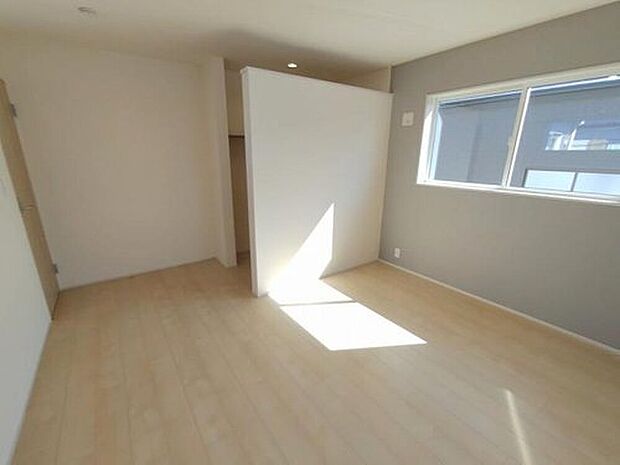 2面採光の洋室です。窓からの眺望もよくなり視界が広いので、部屋にいても飽きません、そしてもちろん大切なのは明るさと風通し、明るい日差しと心地よい風で自分のお部屋でくつろげる贅沢をご提供します。