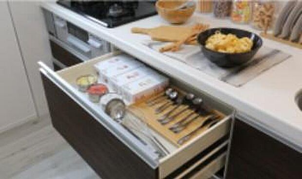 レンジ下やキッチンカウンターの下部は、調理器具や調味料などがすっぽり収まり、出し入れも簡単なスライド収納となっています。