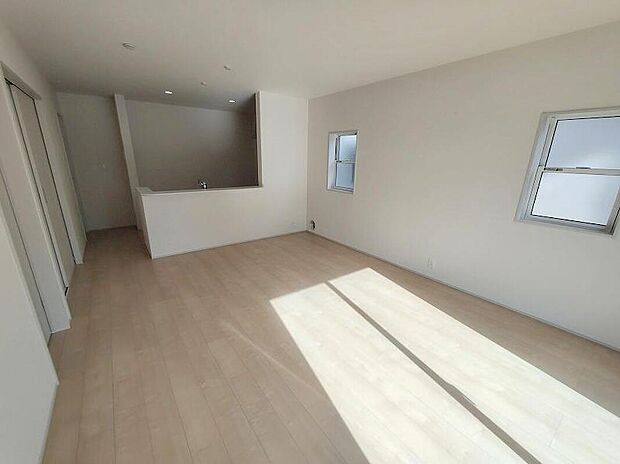 明るく開放的な空間が広がる、キッチン・ダイニング・リビング。室内には豊かな陽光が注ぎ込み、爽やかな住空間を演出。ホームパーティーでもゲストと一緒に料理を楽しみながら楽しい時間を過ごせそう。