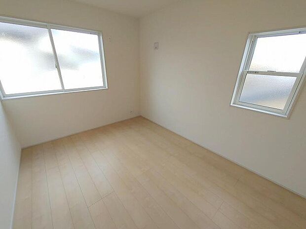 2面採光の洋室です。窓からの眺望もよくなり視界が広いので、部屋にいても飽きません、そしてもちろん大切なのは明るさと風通し、明るい日差しと心地よい風で自分のお部屋でくつろげる贅沢をご提供します。