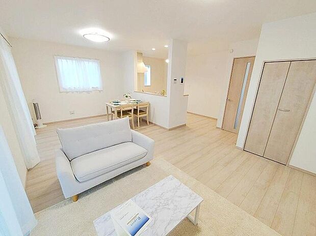 対面キッチンの前にダイニングテーブルを置き、手前側がリビングスペースになるかと思います。広く奥行きがありますので、ダイニング、リビングの各スペースの役割をしっかり分けて確保していただけます。