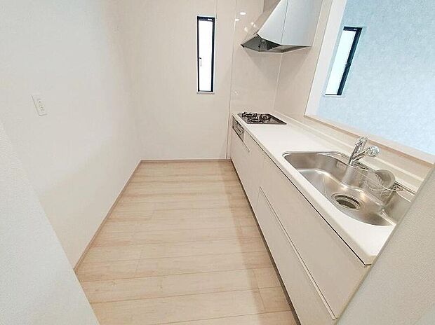 キッチンスペースは家族で作業が出来るよう広めにとりました。みんなで楽しくお料理をすれば、より美味しい食事が創れそうです。そしてお料理好きなお子様が育つかも、もちろん片付けもみんなでできます。