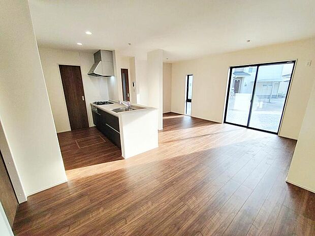 広々としたリビングは南側に設けた掃き出し窓からたくさんの陽光を取り入れてくれます。家族が集まる空間ですからやはり明るさと、暖かさは大切です。広さがありますので家具の配置に悩まなくて済むのも良いです。