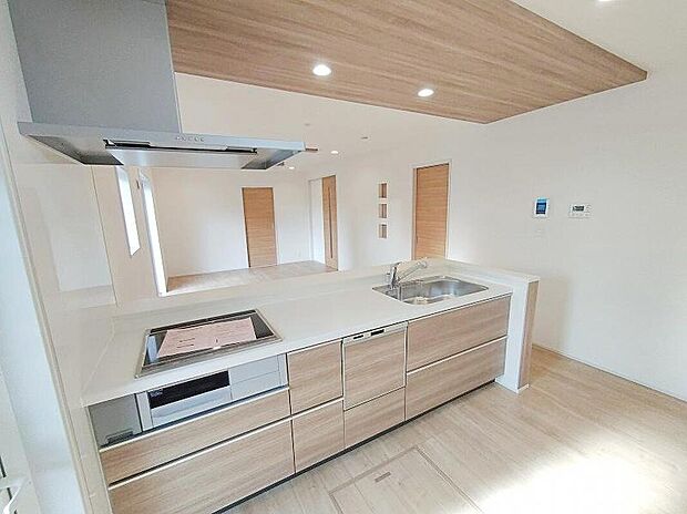 キッチンスペースはご家族みんなで作業ができるスペースを確保しております。みんなで楽しくお料理やお片付けをすれば、家事の時間も家族のコミュニケーションの時間に変わります。