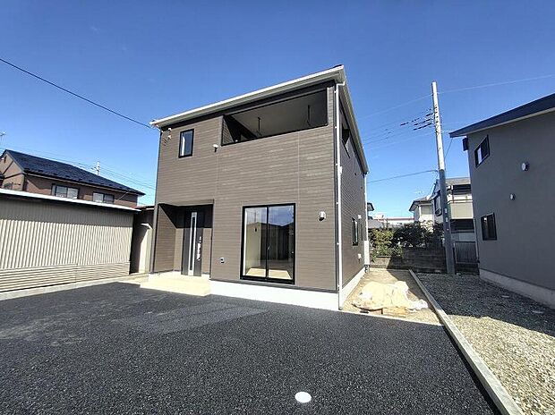 日当たりの良さは申し分ありません。間口も広いので、お車も簡単に並列で2台お停めいただけます。本日のご見学も可能ですので、お気軽にお問い合わせください。