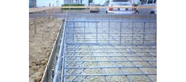 床面と立ち上がり部分が一体となる強固なベタ基礎工法。幅は15ｍｍ、高さは40ｍｍ。鉄筋はあらかじめ工場でつくることで現場加工による精度のバラツキもなくしています。