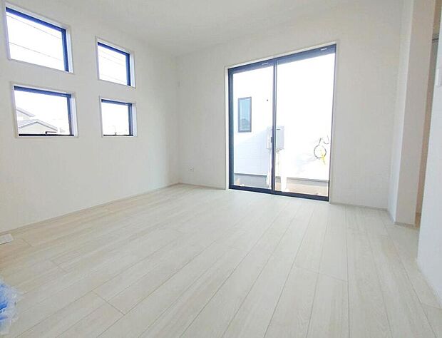 2面採光の洋室です。窓からの眺望もよくなり視界が広いので、部屋にいても飽きません、そしてもちろん大切なのは明るさと風通し、明るい日差しと心地よい風で自分のお部屋でくつろげる贅沢をご提供します。