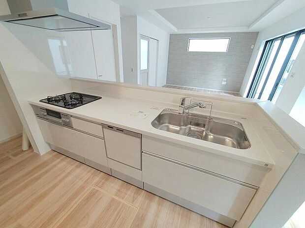 キッチンには大容量のオールスライド式の収納を採用しております。奥までしっかりと収納として活用でき、取り出す時も手前の物をどかしたりする手間など掛かりません、キッチン周りをいつもスッキリにしておけます。