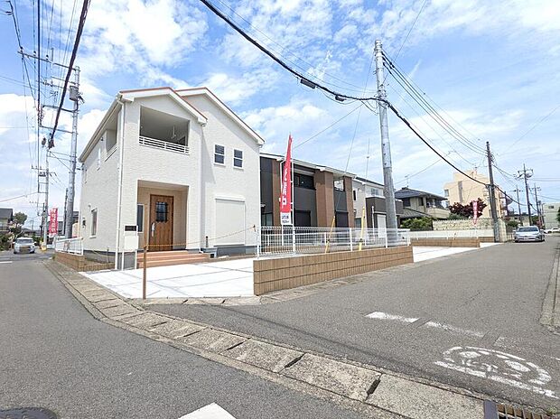 【類似外観同仕様】類似外観同仕様の物件になります。扉や窓の開口部の位置やデザインが異なります。建物のプレゼンテーションやモデルハウスのご案内も行っているので、お気軽にお問い合わせください。