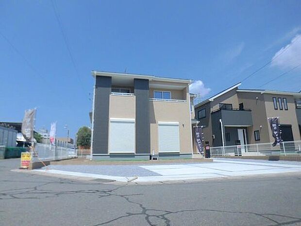 【類似外観同仕様】類似外観同仕様の物件になります。扉や窓の開口部の位置やデザインが異なります。間取りの広さなどもモデルハウスをご案内させて頂き、イメージしていただく事も可能です。