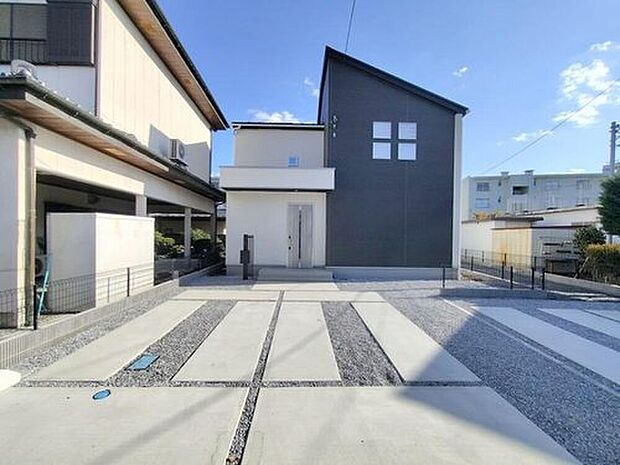 【類似外観同仕様】類似外観同仕様の物件になります。扉や窓の開口部の位置やデザインが異なります。建物のプレゼンテーションやモデルハウスのご案内も行っているので、お気軽にお問い合わせください。