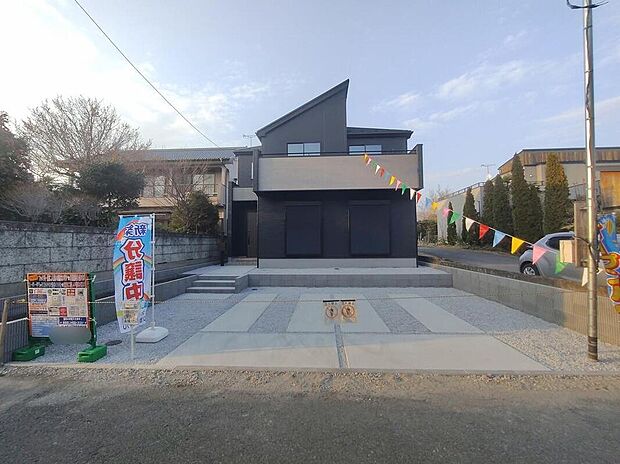 【類似外観同仕様】類似外観同仕様の物件になります。扉や窓の開口部の位置やデザインが異なります。建物のプレゼンテーションやモデルハウスのご案内も行っているので、お気軽にお問い合わせください。