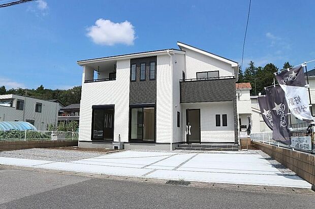【類似外観同仕様】類似外観同仕様の物件になります。扉や窓の開口部の位置やデザインが異なります。間取りの広さなどもモデルハウスをご案内させて頂き、イメージしていただく事も可能です。