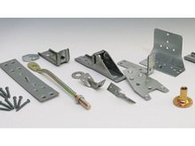 【耐震金物】Zマーク表示金物(※1)または同等認定品を使用し、耐震性を高めています。耐震接合金物を使用することにより、建物にかかる応力を有効に伝達することができるため、安定した強固な構造体となります。(※1)(財)日本住宅・木材技術センターが開発し、昭和54年より住宅金融公庫監修「木造住宅工事共通仕様書」に記載され、事実上公認の基準金物をいいます。