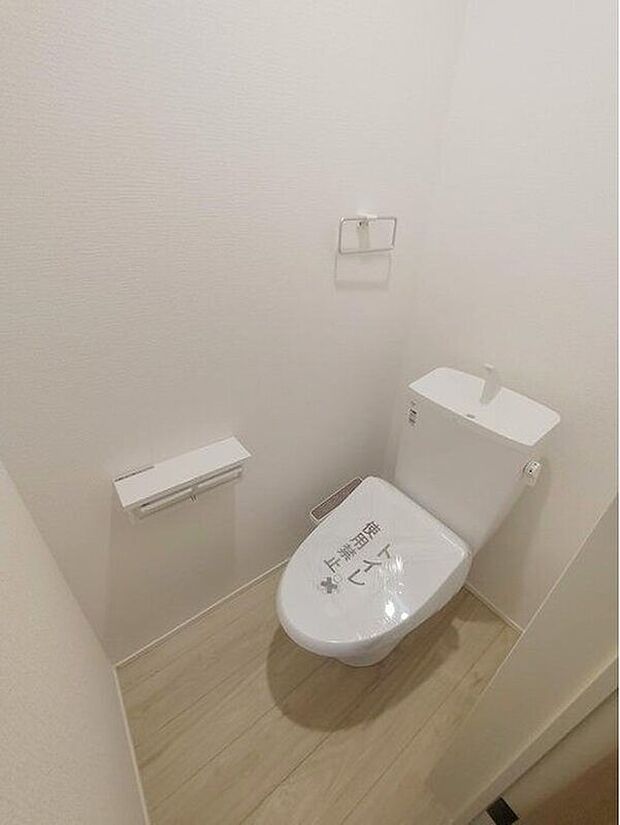 【 トイレ】暖房機能の付いた便座は冬の寒い日にはあって良かったと本当に思います。もちろん快適で清潔なシャワー機能は標準で備えています。スペースも広くとっているので普段のお掃除もしやすいトイレスペースです。
