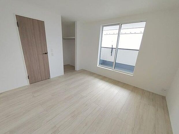 【リビング以外の居室】2面採光の洋室です。窓からの眺望もよくなり視界が広いので、部屋にいても飽きません、そしてもちろん大切なのは明るさと風通し、明るい日差しと心地よい風で自分のお部屋でくつろげる贅沢をご提供します。