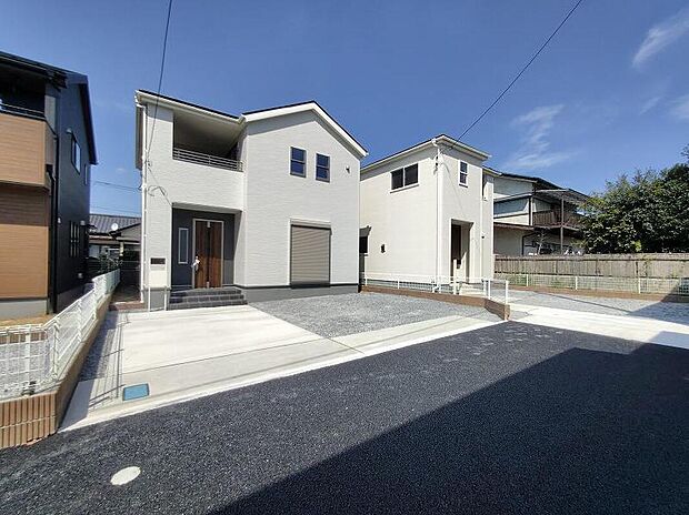 【現地外観写真】ご覧いただけているように、南道路で南側に日差しを遮るような建物はありません、日当たりは後では買えないものです。しっかりと目で見てご判断いただきたく思います。