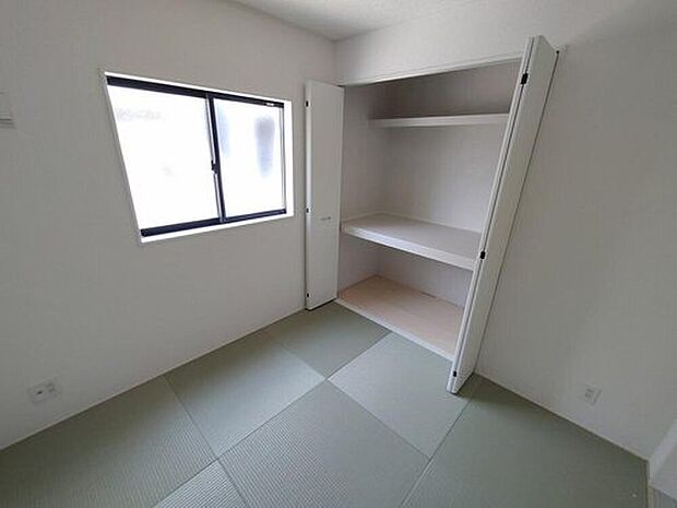 【リビング以外の居室】和室は他人にLDKを見せたくない方には客間として本当に有効なスペースです。LDKは家族のくつろぎスペースとしてのみ使い、お客様には和室でおもてなしという選択肢は決して失礼でも不自然でもありません。