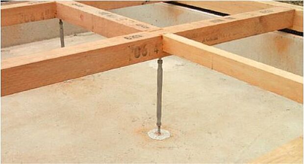 【鋼製床束】建物の床を支える「床束」と呼ばれる支持材に、サビやシロアリを寄せ付けない鋼製の床束を採用しています。従来品に比べ信頼性が高く、安心の強度で床の荷重を支えます。