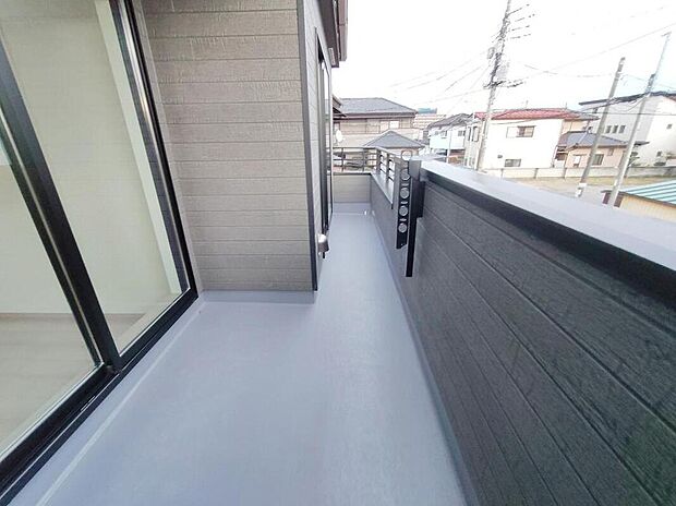 【バルコニー】この物件の魅力の一つです。南面にあるバルコニーはもちろん日当たり良好、だからこそ広くとり、洗濯物を干しやすくするとともに、日光浴にも遊び場にも使える空間を確保いたしました。