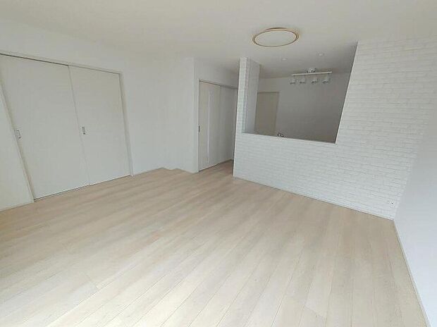 【リビング】団らんのひと時を明るく演出する南向きの大きな窓があるリビングダイニング。太陽の光とさわやかな風をたっぷりとりこめます。通風・採光を考慮し、細部までこだわった室内で気持ちの良い朝を迎えられます。