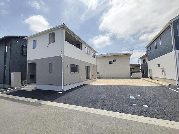 【前面道路含む現地写真】堂々完成いたしました。敷地の間口が広く建物も大きいので、まさしく堂々建っているという印象を受ける新築が完成いたしました。お客様の大切なお城として自慢していただける一軒です。