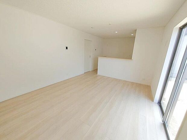 【リビング】広々としたリビングは南側に設けた掃き出し窓からたくさんの陽光を取り入れてくれます。家族が集まる空間ですからやはり明るさと、暖かさは大切です。広さがありますので家具の配置に悩まなくて済むのも良いです。