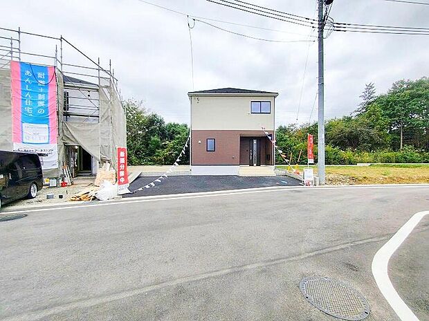 【前面道路含む現地写真】堂々完成いたしました。敷地の間口が広く建物も大きいので、まさしく堂々建っているという印象を受ける新築が完成いたしました。お客様の大切なお城として自慢していただける一軒です。