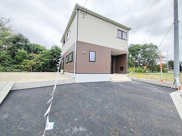 【現地外観写真】お車はゆとりをもって並列2台停めていただます。お出かけの際に誰かに頼んで前の車をどかしたり、1台の停め方によってはもう一台の駐車が難しかったり、そんなストレスとは無縁の広さがあり、楽々停められます。