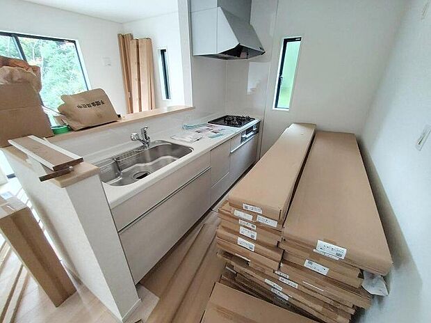 【キッチン】キッチンスペースはご家族みんなで作業ができるスペースを確保しております。みんなで楽しくお料理やお片付けをすれば、家事の時間も家族のコミュニケーションの時間に変わります。