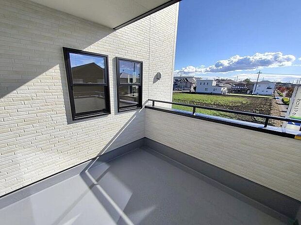 【バルコニー】少しの雨なら気にせずお洗濯物が干せるインナーバルコニー完備しております。奥行もたっぷりございますので、子供用プールも広げられる広さです!屋根付ですので、夏の日差しを気にせず思う存分楽しめます☆