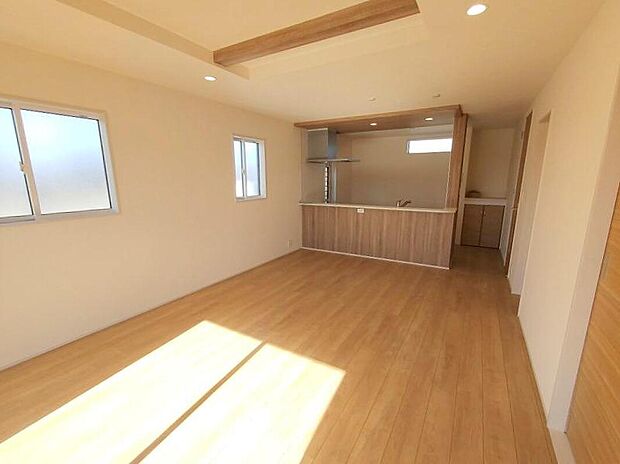 【リビング】団らんのひと時を明るく演出する南向きの大きな窓があるリビングダイニング。太陽の光とさわやかな風をたっぷりとりこめます。通風・採光を考慮し、細部までこだわった室内で気持ちの良い朝を迎えられます。