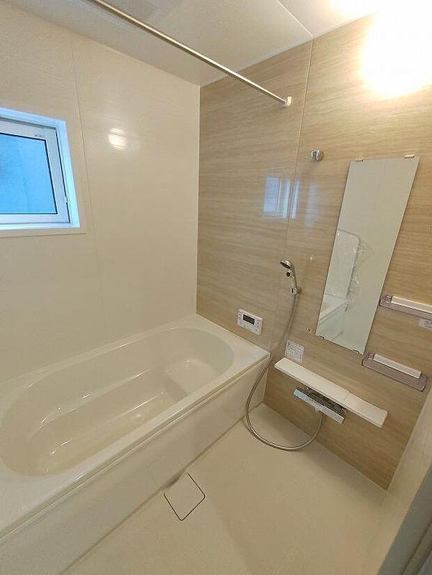 【浴室】一坪タイプのユニットバスは、足をしっかりと延ばして一日の疲れを癒すことが可能です。浴室暖房乾燥機も完備しておりますので、カビの心配が無いのはもちろん、雨の日のお洗濯物はお風呂で乾かせます。