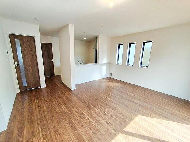 【リビング】広々としたリビングは南側に設けた掃き出し窓からたくさんの陽光を取り入れてくれます。家族が集まる空間ですからやはり明るさと、暖かさは大切です。広さがありますので家具の配置に悩まなくて済むのも良いです。