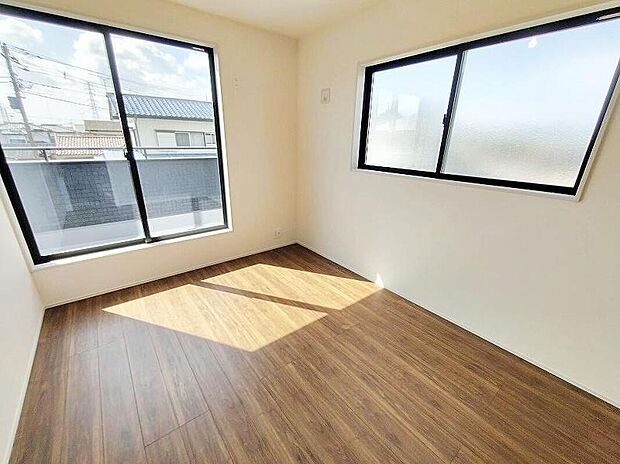 【リビング以外の居室】2面採光の洋室です。窓からの眺望もよくなり視界が広いので、部屋にいても飽きません、そしてもちろん大切なのは明るさと風通し、明るい日差しと心地よい風で自分のお部屋でくつろげる贅沢をご提供します。