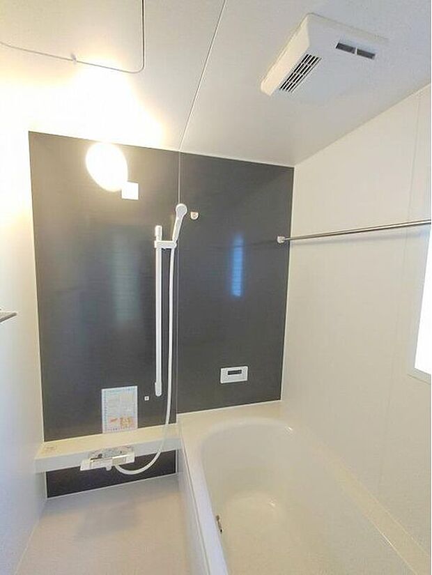 【浴室】一坪タイプのユニットバスは、足をしっかりと延ばして一日の疲れを癒すことが可能です。浴室暖房乾燥機も完備しておりますので、カビの心配が無いのはもちろん、雨の日のお洗濯物はお風呂で乾かせます。