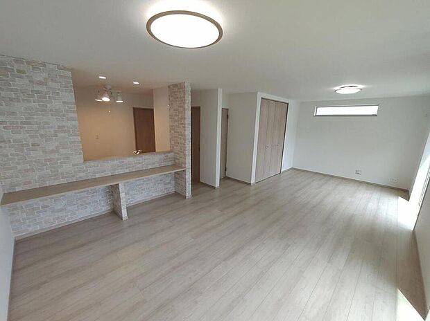 【リビング】広々としたリビングは南側に設けた掃き出し窓からたくさんの陽光を取り入れてくれます。家族が集まる空間ですからやはり明るさと、暖かさは大切です。広さがありますので家具の配置に悩まなくて済むのも良いです。