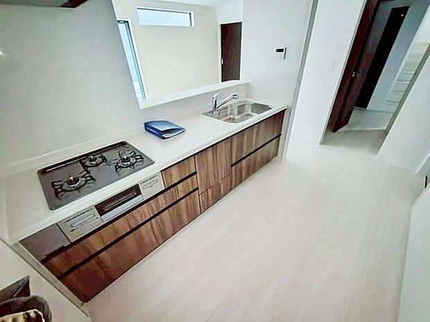 【キッチン】人気の対面式キッチン☆お食事の準備をしながらでもご家族とのコミュニケーションを楽しめます♪スライドタイプの収納を採用してますので、奥までしっかりと収納空間を利用できます。取り出しも簡単に♪