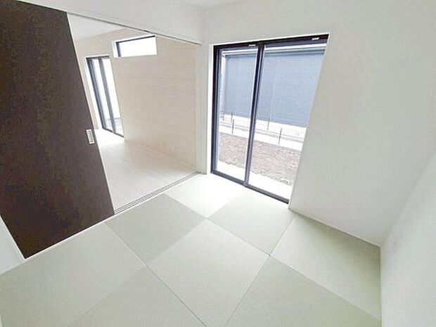 【リビング以外の居室】畳の日焼けも気になるところではありますが、やっぱり日当たりが良いに越したことは無いですよね、障子越しに入ってくる日差しは、洋室でカーテン越しにはいいてくる日差しとは違う空間を演出してくれます。