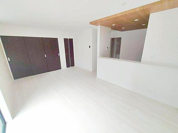 【リビング】広々としたリビングは南側に設けた掃き出し窓からたくさんの陽光を取り入れてくれます。家族が集まる空間ですからやはり明るさと、暖かさは大切です。広さがありますので家具の配置に悩まなくて済むのも良いです。