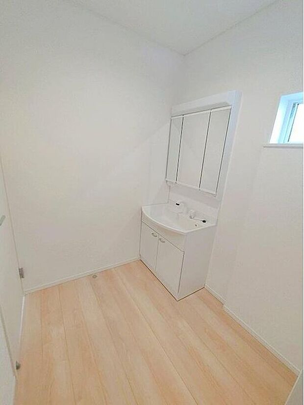 【洗面台・洗面所】合わせ鏡が可能な3面鏡です。朝の忙しい時間でもの身だしなみのチェックもここだけで完結できます。もちろん鏡の後ろは充分な収納力を持った収納となっており、視界に入る部分はスッキリと片付きます。