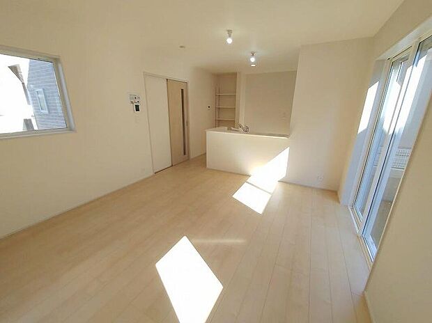 【リビング】明るく開放的な空間が広がる、キッチン・ダイニング・リビング。室内には豊かな陽光が注ぎ込み、爽やかな住空間を演出。ホームパーティーでもゲストと一緒に料理を楽しみながら楽しい時間を過ごせそう。