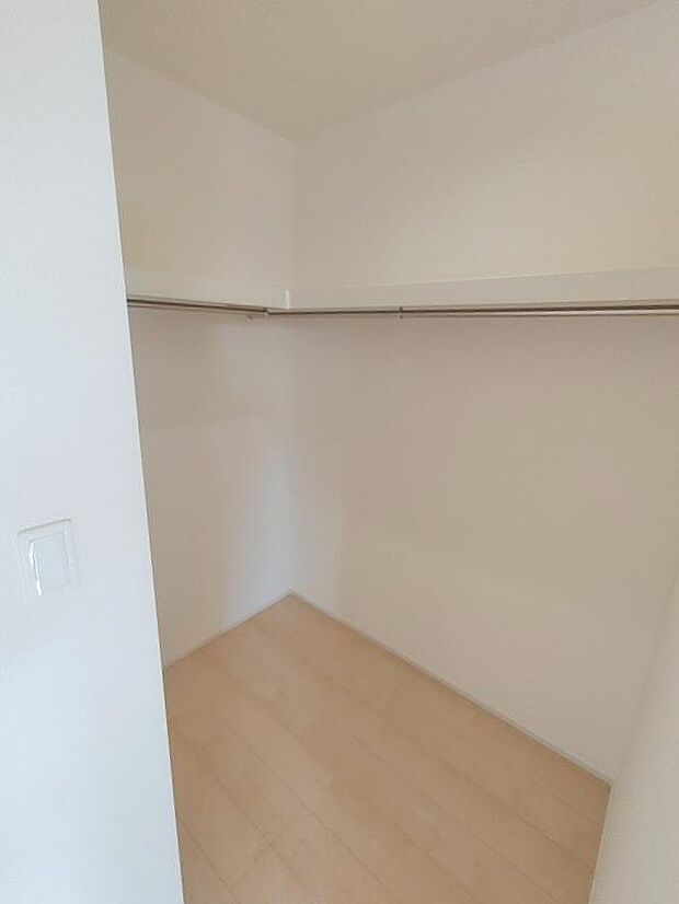 【収納】あると助かるウォークインクローゼットです。長く住むにつれて自然と多くなるお荷物も楽々しっかりと収納できます。また、時間のかかる衣替えも衣服の順番を変えるだけでいつでも簡単にできてストレスフリー。