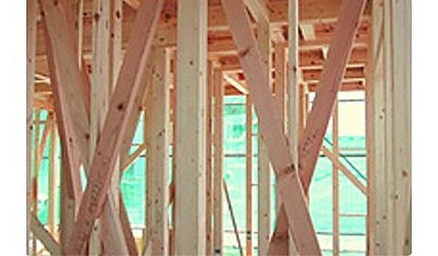 【木造軸組工法】一建設は、木の家づくりにこだわっています。それは、常に呼吸し、気候の変化に合わせて微妙に伸縮する木材こそが、高温多湿な日本の気候風土に最適と確信しているからです。「木造軸組み工法」は土台、柱、梁などの住宅の骨格を木の軸で造る工法で、1000年以上にわたり、改良・発達を繰り返してきました。接合部には補強金物取り付け、床には構造用合板を使用するなど、強い耐震性・耐久性を発揮しています。