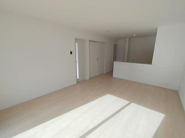 【リビング】団らんのひと時を明るく演出する南向きの大きな窓があるリビングダイニング。太陽の光とさわやかな風をたっぷりとりこめます。通風・採光を考慮し、細部までこだわった室内で気持ちの良い朝を迎えられます。