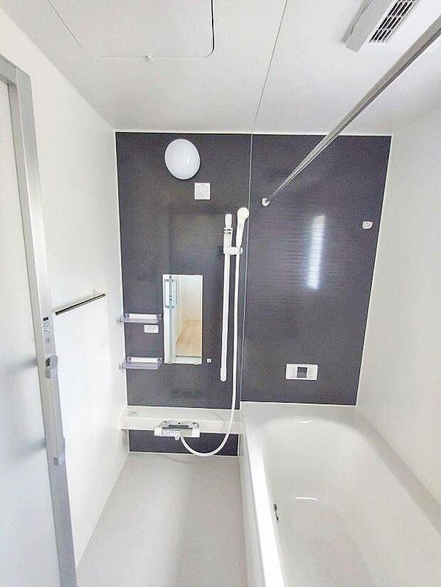 【浴室】一坪タイプのユニットバスは、足をしっかりと延ばして一日の疲れを癒すことが可能です。浴室暖房乾燥機も完備しておりますので、カビの心配が無いのはもちろん、雨の日のお洗濯物はお風呂で乾かせます。