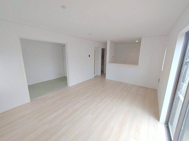 【リビング】明るく開放的な空間が広がる、キッチン・ダイニング・リビング。室内には豊かな陽光が注ぎ込み、爽やかな住空間を演出。ホームパーティーでもゲストと一緒に料理を楽しみながら楽しい時間を過ごせそう。